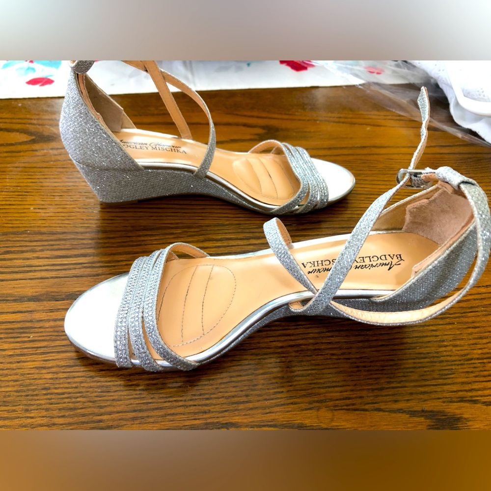 BADGLEY MISCHKA American Glamour Silver Sparkle Sandals Shoes  Size 6 1/2